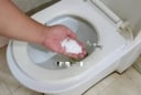 Bỏ một nắm muối vào bồn cầu: Mẹo đơn giản giúp tiết kiệm hàng trăm nghìn mỗi năm