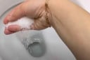 Mẹo dùng muối để thông tắc bồn cầu đơn giản, hiệu quả, tiết kiệm