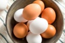 Trứng gà vỏ trắng và vỏ nâu, loại nào tốt hơn?