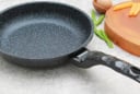 Chảo bong tróc lớp chống dính đừng vội vứt: Mẹo nhỏ với vài giọt “thần kỳ” giúp chảo cũ dùng như mới