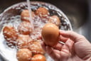 Nên hay không nên rửa trứng trước khi bảo quản trong tủ lạnh? Câu trả lời đúng nhiều người không nghĩ tới