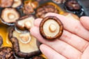 Ngâm nấm hương khô bằng nước nóng hay nước lạnh mới đúng? Nhiều người vẫn làm sai mà không biết
