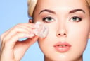 Chườm nước đá chăm sóc da: Hiệu quả thật hay chỉ là mẹo truyền miệng?