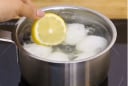 Cho thêm 1 lát chanh vào nồi luộc trứng sẽ giúp ích bất ngờ
