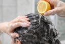 Gội đầu bằng chanh đúng cách: Mẹo sạch gàu, tóc mượt bóng nhanh gọn tại nhà