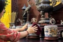 Chuyên gia hướng dẫn các bước bao sái bàn thờ đúng chuẩn, lau bát hương đầu tiên là sai