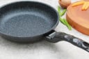 Chảo bong tróc lớp chống dính đừng vội vứt: Chỉ vài giọt này, chảo cũ “hồi sinh” như mới