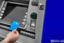 Thẻ ngân hàng bị nuốt? Chỉ cần làm ngay 1 bước này, máy ATM sẽ tự nhả thẻ