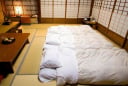 Vì sao người Nhật thích trải nềm nằm trên sàn hơn ngủ trên giường? Có 5 lợi ích đặc biệt