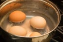 Luộc trứng nhớ thêm thứ này, trứng không bị sát vỏ