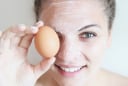 Mặt nạ lòng trắng trứng và chanh: Giải pháp làm mịn da tức thì nhưng cần dùng đúng cách