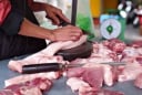 Mẹo phân biệt thịt lợn tươi và ôi cực nhanh: Nhìn là biết, người bán không qua mắt được bạn
