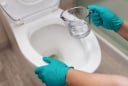 Làm sạch bồn bằng loại nước này, vừa diệt khuẩn, vừa sáng bóng như mới, không cần thuốc tẩy