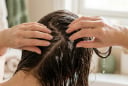Sau tuổi 40, chuyên gia tiết lộ cách gội đầu đơn giản giúp tóc dày lên rõ rệt sau vài tháng