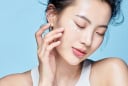 Thoa kem chống nắng đúng cách: Nên vỗ hay xoa để không làm hao hụt collagen?