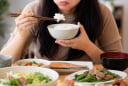  3 thói quen khi ăn uống âm thầm bào mòn sức khỏe, nhiều người làm mỗi ngày mà không biết
