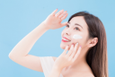 Chiêu nhỏ khi bôi kem chống nắng giúp hạn chế nám, tàn nhang mà nhiều người bỏ qua