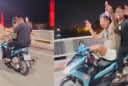 Thanh niên điều khiển xe máy bằng chân, khoe trên TikTok gây tranh cãi