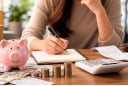 5 thói quen âm thầm làm bạn nghèo đi mỗi ngày, nhiều người vẫn giữ mà không biết