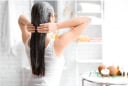 : 3 cách ủ tóc tại nhà giúp “cứu nguy” mái tóc khô xơ sau khi đi biển