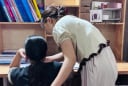 “Còng lưng” ôn thi cùng con: Áp lực mùa thi đè nặng lên phụ huynh
