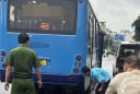 Hơn chục người hợp sức nâng xe buýt cứu nữ tài xế mắc kẹt dưới gầm