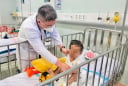 Sức khỏe của bé trai 2 tuổi bị mẹ ruột và nhân tình bạo hành đến nguy kịch