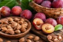 Công dụng bất ngờ của hạt mận với sức khoẻ