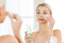 Chỉ dùng nước hoa hồng và mặt nạ giấy, làn da cải thiện rõ rệt nhờ routine tối giản