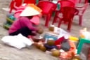 Người phụ nữ gom nước dừa thừa ở khu du lịch gây tranh cãi trên mạng