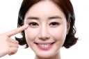 Thức dậy với đôi mắt sưng húp? 5 cách đơn giản giúp vùng mắt trông tươi tỉnh nhanh hơn