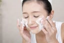 Rửa mặt tưởng đơn giản nhưng nhiều người đang làm sai, khiến da dễ khô và nhanh lão hóa