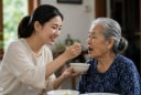 Thuê người chăm sóc cha mẹ già, liệu có phải là bất hiếu?