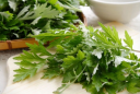 Xông mặt bằng ngải cứu đúng cách giúp da sạch sâu, giảm mụn và thư giãn hiệu quả