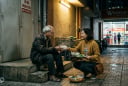 Có nhà, có lương hưu nhưng cụ ông 78 tuổi vẫn chọn ngủ trước siêu thị vì một nỗi ám ảnh