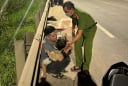 Thai phụ tử vong thương tâm sau cú đánh lái tránh ô tô trên đường
