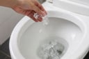 Đổ đá lạnh vào bồn cầu có tác dụng gì? Nhiều người bất ngờ, ai biết cũng muốn làm theo