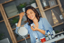 Phương pháp “bánh mì kẹp” giúp da khô giữ ẩm tốt hơn khi ngồi điều hòa cả ngày