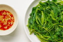 Luộc rau muống đừng thả ngay vào nồi: Bỏ thêm thứ này vào trước rau xanh giòn, không thâm đen