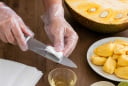 Mẹo làm sạch nhựa mít dính dao, dính tay cực nhanh: Đừng rửa nước ngay kẻo càng dính
