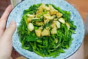 Mẹo xào rau muống xanh biếc, giòn tan, để nguội không thâm đen