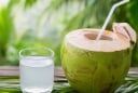 Những người cần hạn chế uống nước dừa