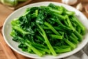 Vì sao rau luộc dễ mất màu, chuyển xanh sang vàng úa? Mẹo đơn giản giúp rau xanh mướt, để lâu vẫn đẹp mắt