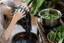 5 loại lá quen thuộc dùng gội đầu giúp tóc mượt không khô, giảm rụng