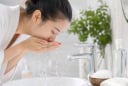 Bất ngờ cách rửa mặt với nước muối giúp sáng da, giảm thâm, giảm mụn nhưng phải dùng đúng