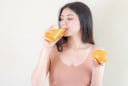 5 loại nước giúp da vừa đỡ sạm nắng vừa chậm lão hóa trong mùa hè