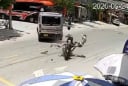 Clip: Hai thanh niên đi xe máy văng lên không trung sau cú tông xe 9 chỗ kinh hoàng