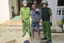 Xôn xao phụ huynh cầm dao xông vào trường tìm giáo viên vì nghi “dìm” điểm 2 con