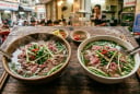 Vì sao nhiều quán phở luôn chần bát bằng nước sôi trước khi chan phở?