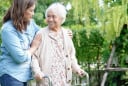 Chăm sóc cha mẹ già đúng cách: Hãy kiên nhẫn và lắng nghe nhiều hơn